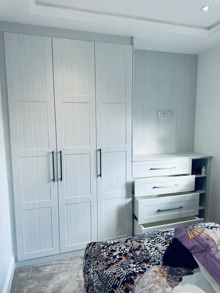 Fitted wardrobe with integrated drawers and open shelving