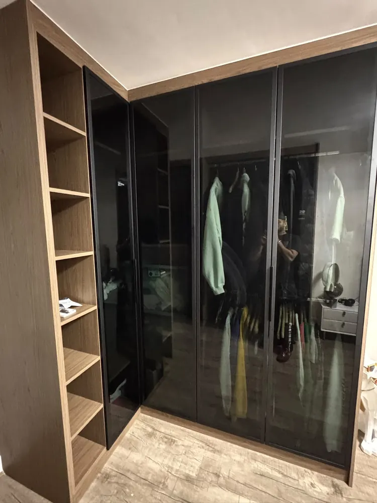Black gloss sliding wardrobe with mirrored doors